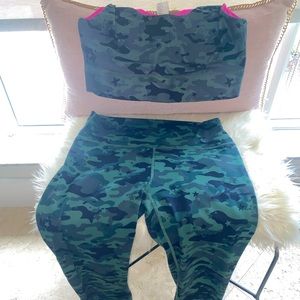 Gently used Fabletics matching sports bra and legging set.